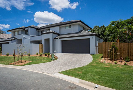 オーストラリアの都市部郊外の平均的な住宅。ファミリー層には庭付き一戸建てが高い人気。