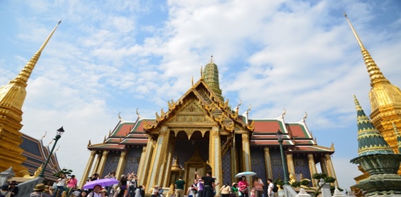 ワット・シーラッタナーサーサダーラーム。タイでは至るどころで寺院に出会う