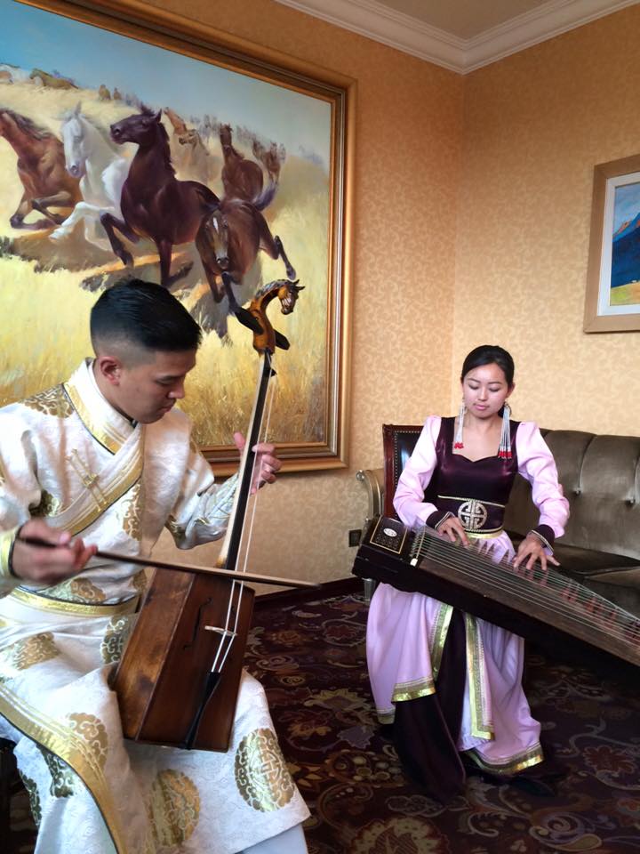 モンゴル楽器の演奏。左が「ヤトガ」、右が「馬頭琴」