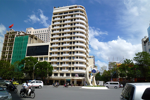 ベトナム中心部には綺麗な建物が並んでいる