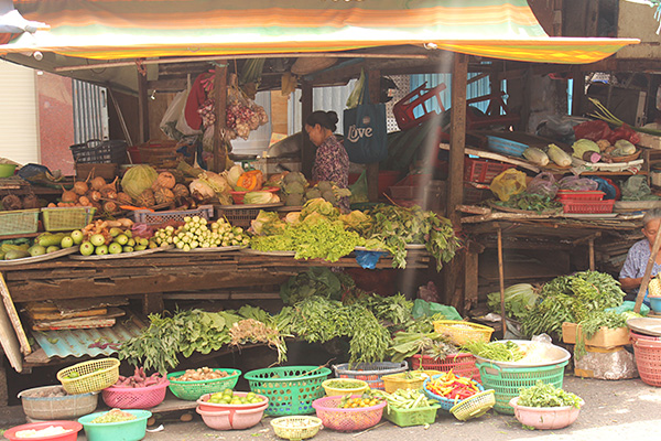 路地裏には昔ながらの野菜市場が存在する