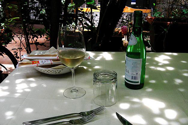 オルヴィエートの白ワインは世界的に有名。農業の他に、郊外に抱えた工業地帯も街の発展に貢献している。
