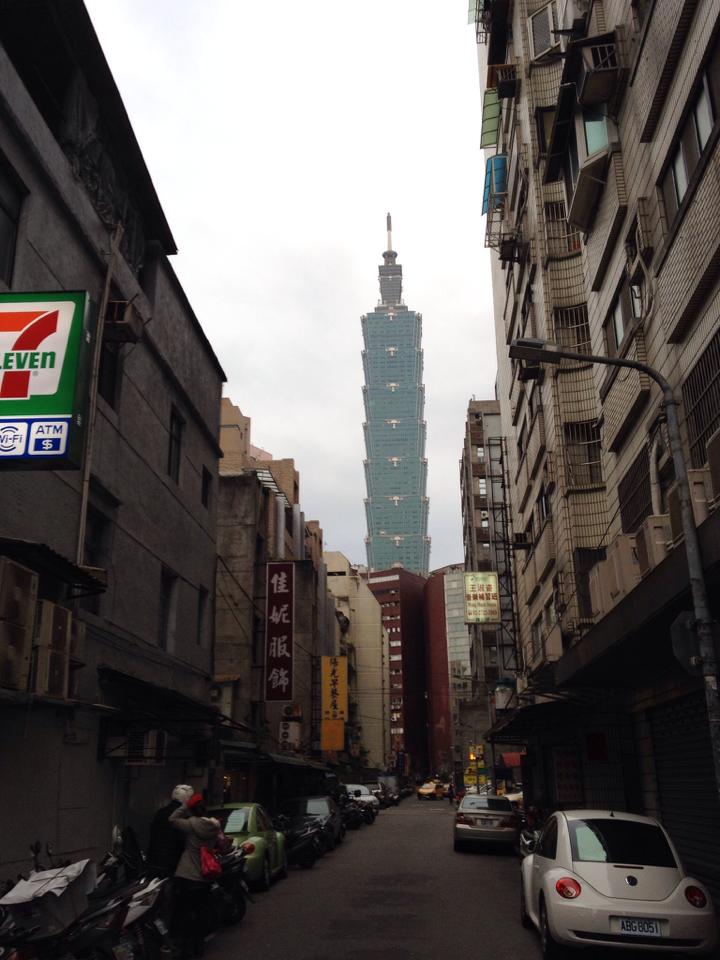 旧市街から「台北101」を眺む