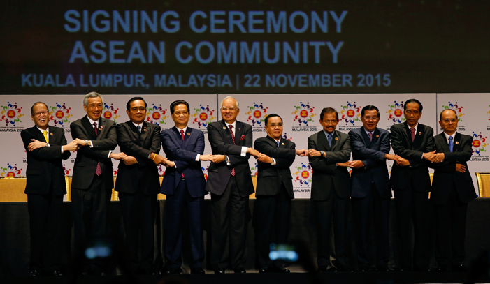 ASEAN10か国の首脳が2015年11月22日にクアラルンプールで調印式を行った。（出所 AFP ）