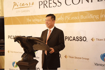 アジア・オンリーワンのPicasso City Gardenの魅力を述べる台湾チタン・ストーン・グループの葉為国会長