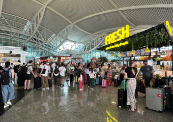 観光客で混雑するインドネシア・デンパサール空港